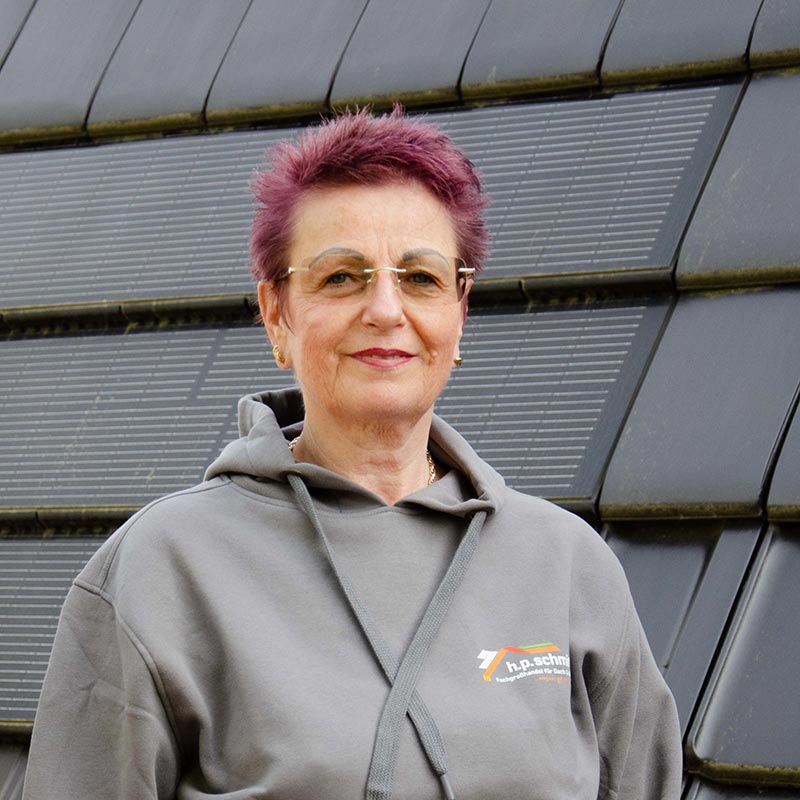 Frau mit kurzen roten Haaren trägt eine graue Kapuzenjacke mit Firmenlogo h.p.schmitz.