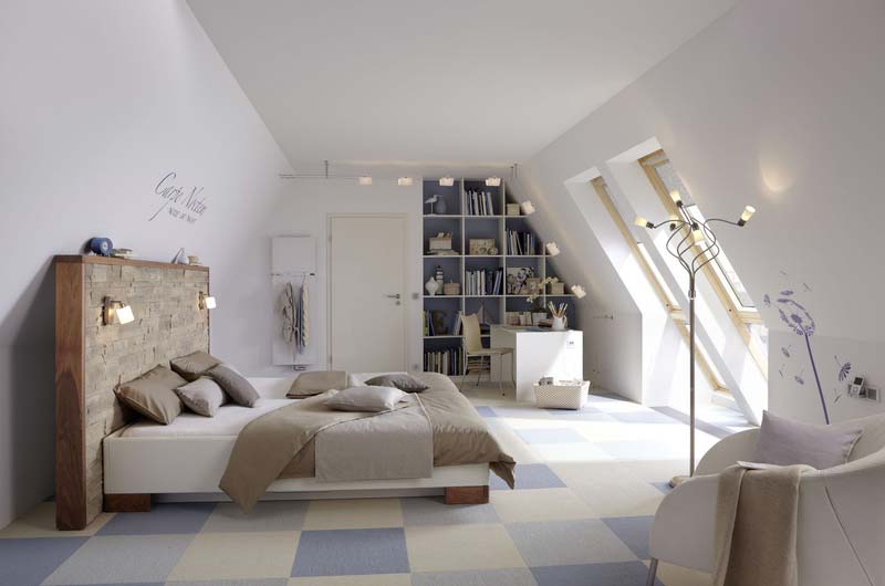 Modernes Dachgeschoss Schlafzimmer mit Holzbettrahmen, Schreibtisch, Regalen und drei Dachfenstern.